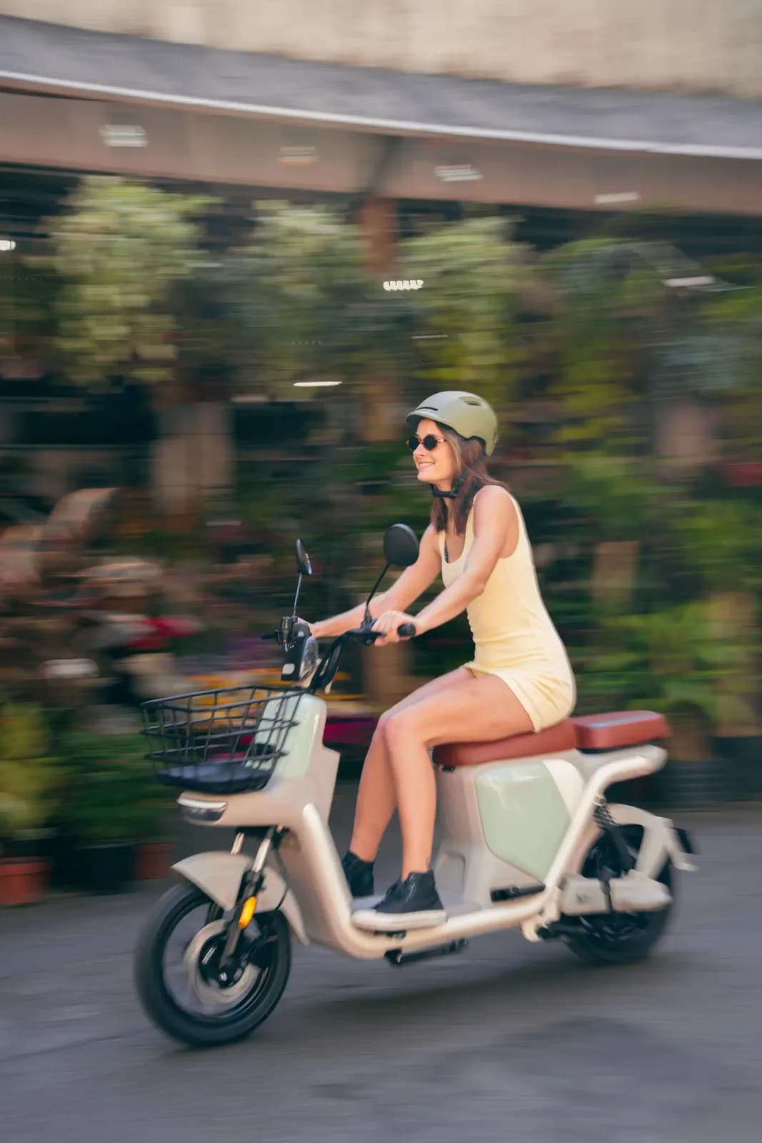 Mulher pilotando scooter elétrica na cidade